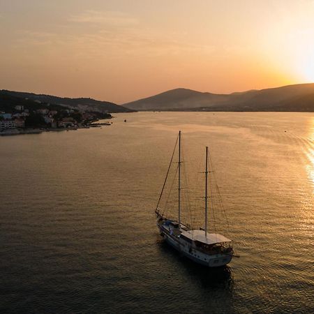 Apartments By The Sea Arbanija, Ciovo - 1085 Trogir Ngoại thất bức ảnh